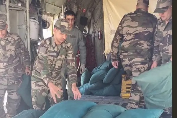 زلزال الحوز.. القوات المسلحة الملكية توفر معدات التخييم والأغذية للمتضررين 1 زلزال الحوز.. القوات المسلحة الملكية توفر معدات التخييم والأغذية للمتضررين - AgadirToday