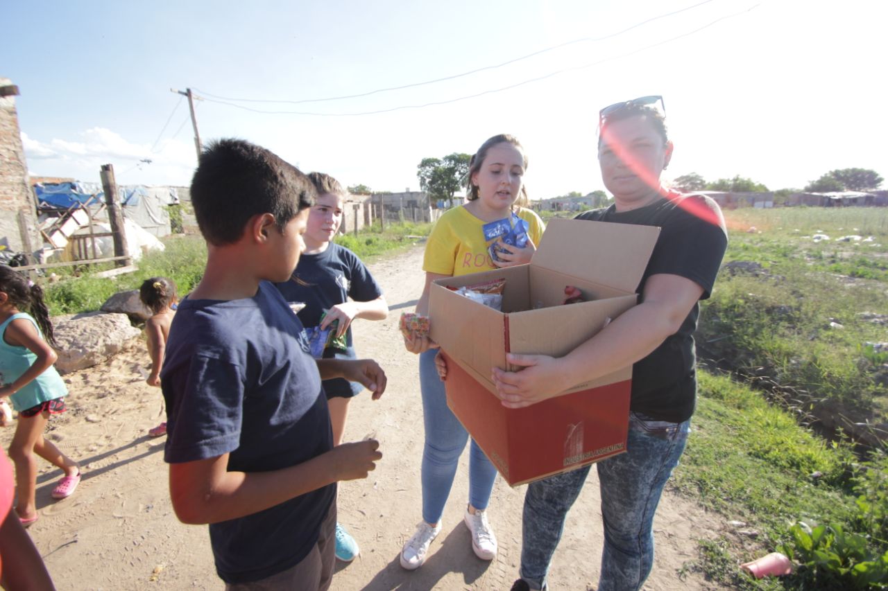 Jóvenes cristianos comenzaron el año ayudando a familias necesitadas