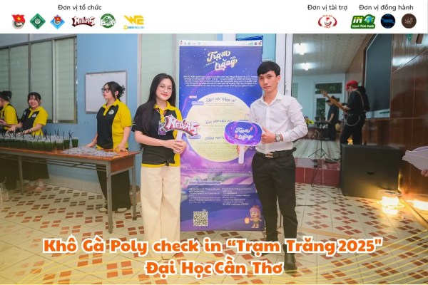 Founder Khô Gà Poly tại "Trạm Trăng" 2025 Đại học Cần Thơ 2 Founder Khô Gà Poly Check-in Tại "Trạm Trăng" 2025: Lan Tỏa Lửa Nhiệt Huyết Đến Sinh Viên ĐH Cần Thơ
