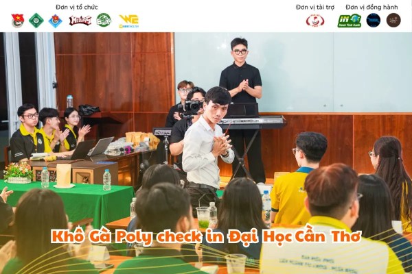 Founder Khô Gà Poly tại "Trạm Trăng" 2025 Đại học Cần Thơ 3 Founder Khô Gà Poly Check-in Tại "Trạm Trăng" 2025: Lan Tỏa Lửa Nhiệt Huyết Đến Sinh Viên ĐH Cần Thơ