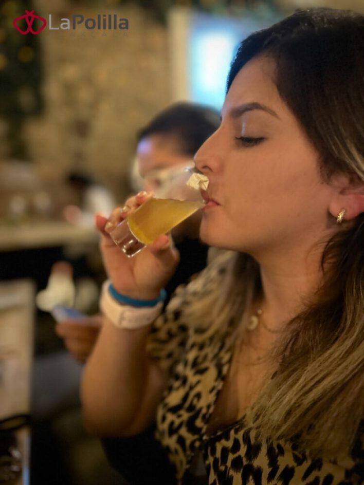 Agua ardiente con jugo de piña y manzana clarificada acompañado de queso de cabra