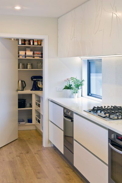 Moderne Küche Mit Speisekammer | Küche Mit Essbereich In St. Marien
