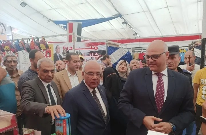 محافظ القليوبية ورئيس الغرفة التجارية يفتتحان معرض "أهلاً مدارس" بشبرا الخيمة بتخفيضات تصل إلى 30% محافظ القليوبية ورئيس الغرفة التجارية يفتتحان معرض "أهلاً مدارس" بشبرا الخيمة بتخفيضات تصل إلى 30%