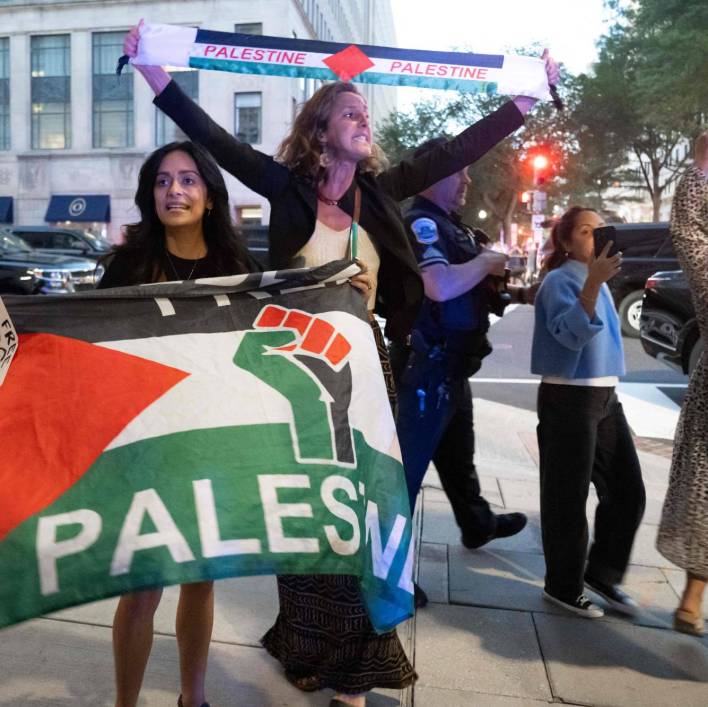 مظاهرة مؤيدة للفلسطينيين أمام مطعم كان ترمب يتناول العشاء فيه مساء يوم الثلاثاء في العاصمة واشنطن (أ.ف.ب)