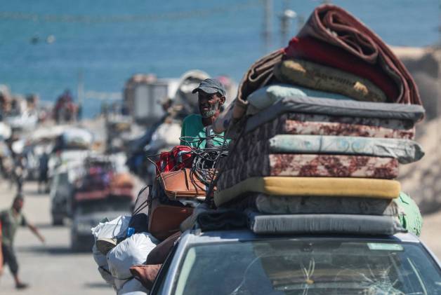 فلسطينيون ينزحون مع أمتعتهم من شمال غزة إلى الجنوب السبت (رويترز)