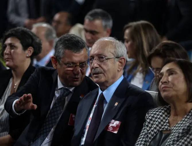 أوزيل محدقاً إلى كليتشدار أوغلو خلال المؤتمر العام لحزب «الشعب الجمهوري» في 2023 (موقع الحزب)