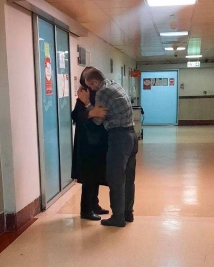 صورة التقطتها الصحافية نيلوفر حامدي لوالدَي مهسا أميني في المستشفى (شبكات التواصل)