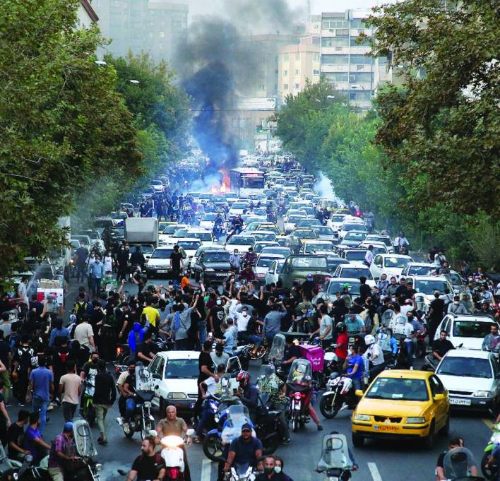مناوشات المحتجّين وقوات الشرطة خلال احتجاجات يوم 21 سبتمبر 2022 في طهران بعد وفاة مهسا أميني (إ.ب.أ)