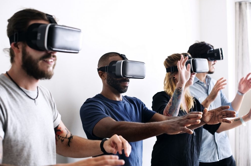 How Many People Use VR in 2025? (Virtual Reality)