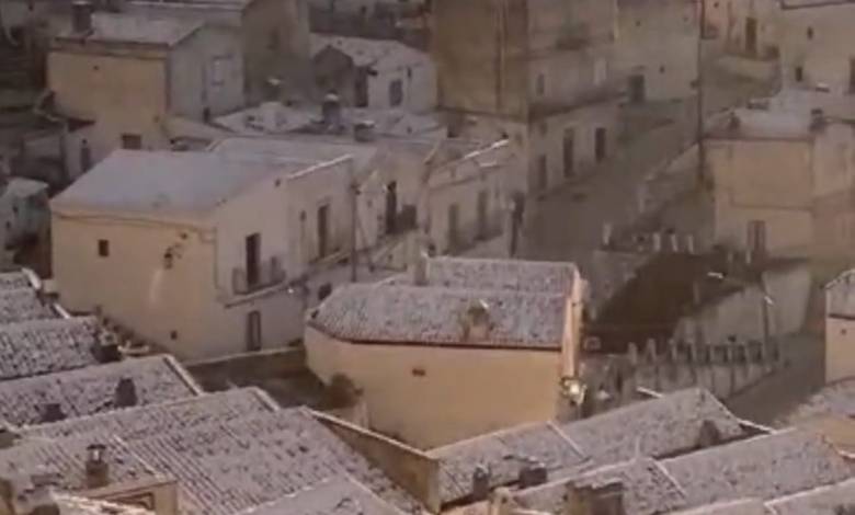 Monte Sant'Angelo si sveglia con una spolverata di neve