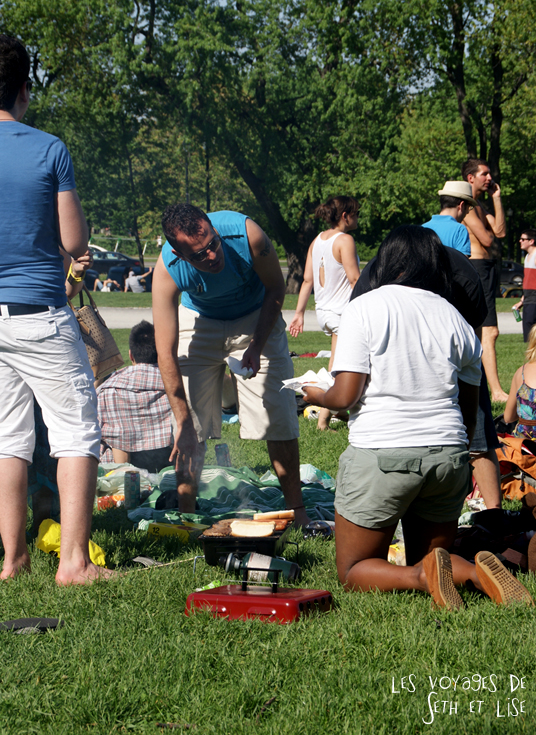 pvt canada montreal mont royal dimanche blog voyage tour du monde couple barbecue amis parc