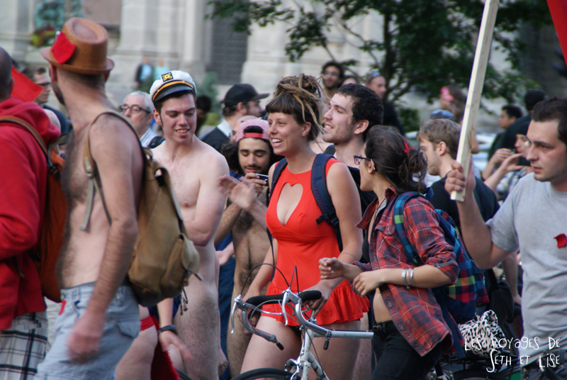 manifestation manif nu naked girls manufestation sexy seins boobs tits men underwear F1 montreal loi78 ggi manifencours 7 juin 2012 montreal blog voyage pvt whv