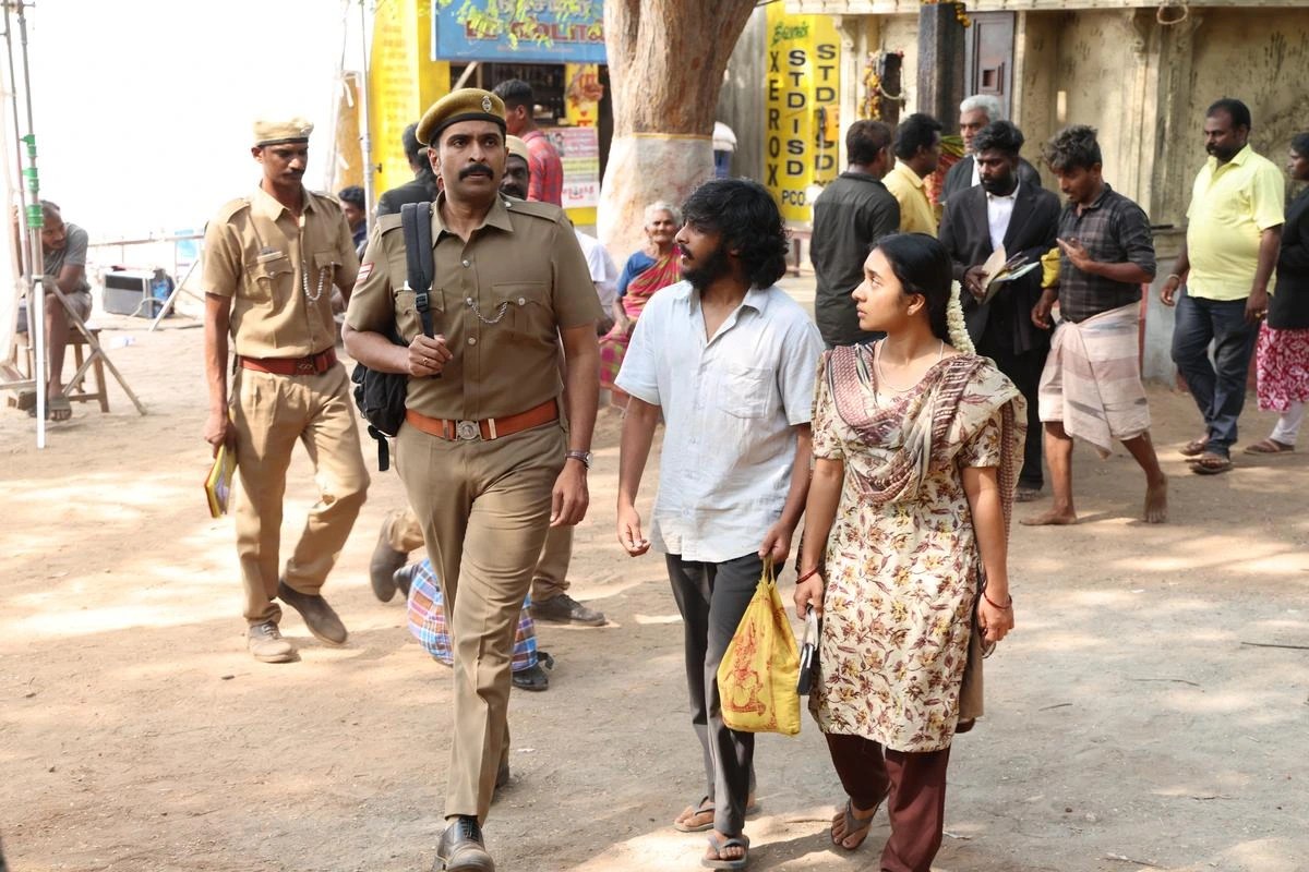 Sirai movie 2025 scene showing Vikram Prabhu as Constable Kathiravan escorting accused Abdul Rauf during a tense procedural sequence