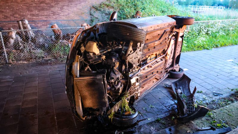 Auto komt op z’n zijkant op fietspad terecht in Reeuwijk