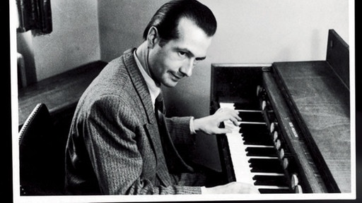 Bode playing the Melochord