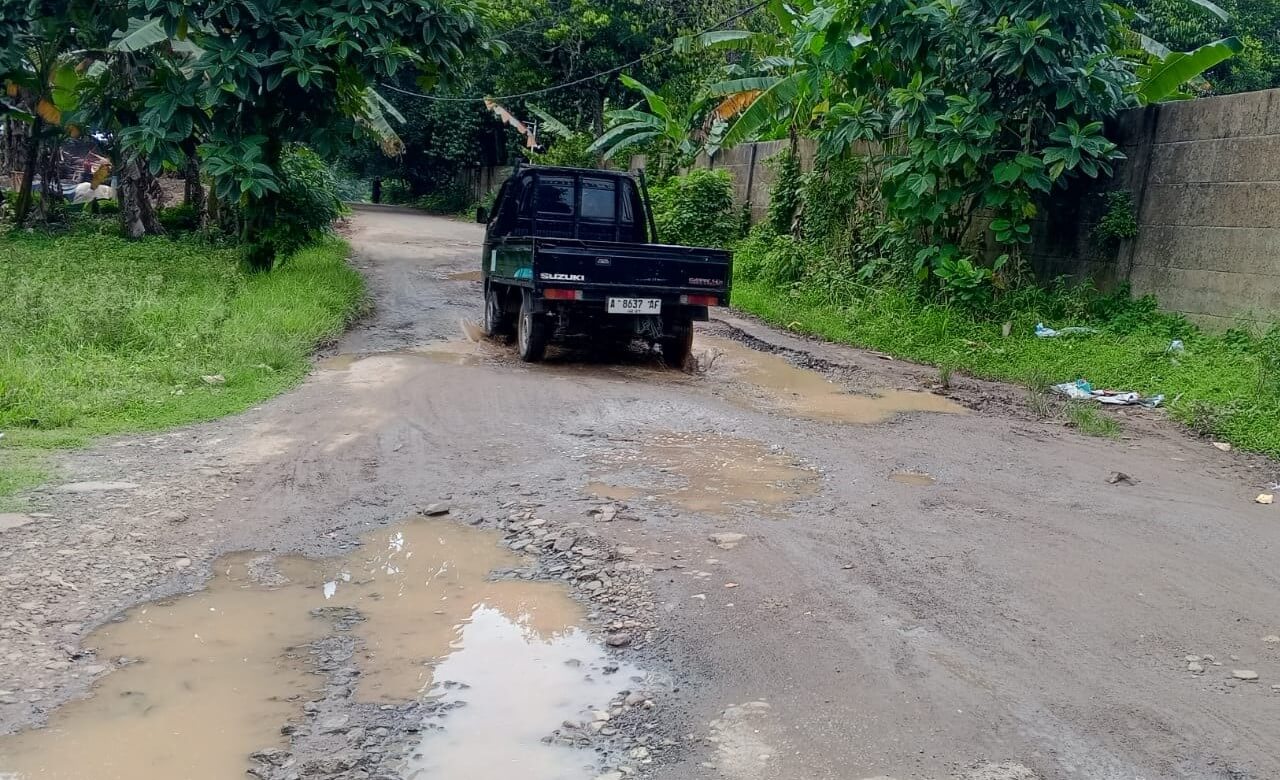 Puluhan Kilometer Ruas Jalan Kota Serang Masih Rusak