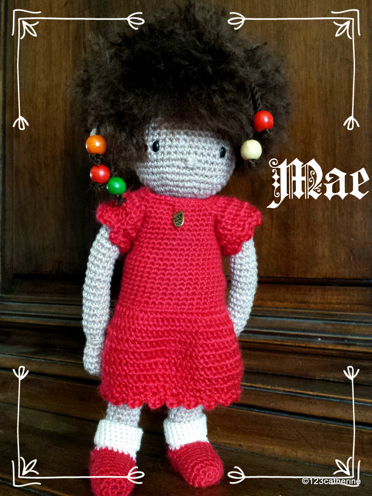 Mae, petite poupée au point de croix