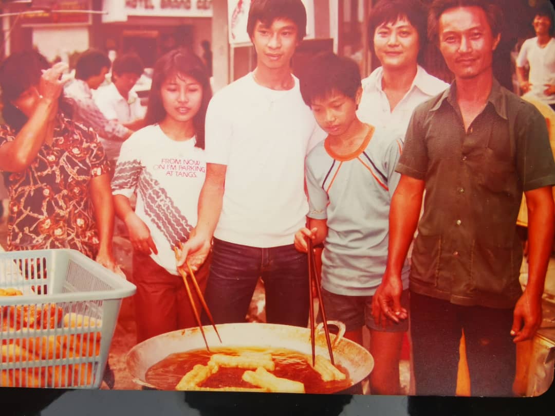 1982家人在秋杰路卖油条