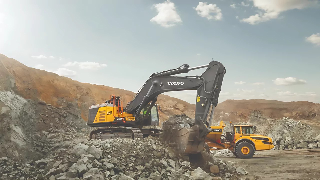 How do Industrial Excavators Maximize Efficiency