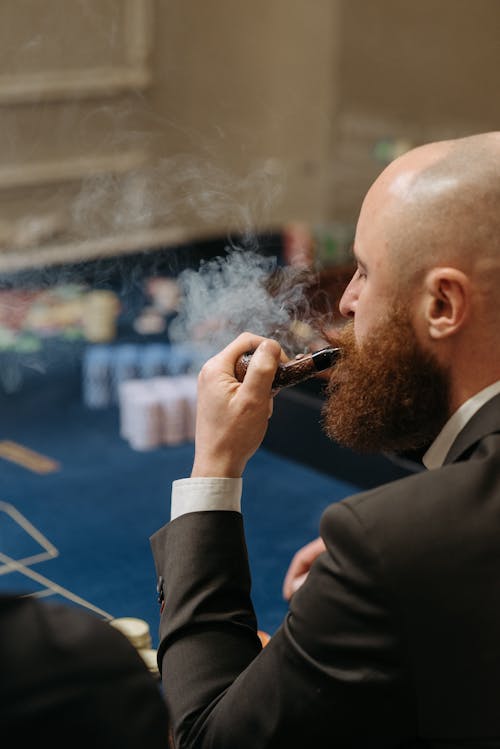 手機顯示電子支付 App 儲值畫面，呈現多種支付管道與不明交易明細。