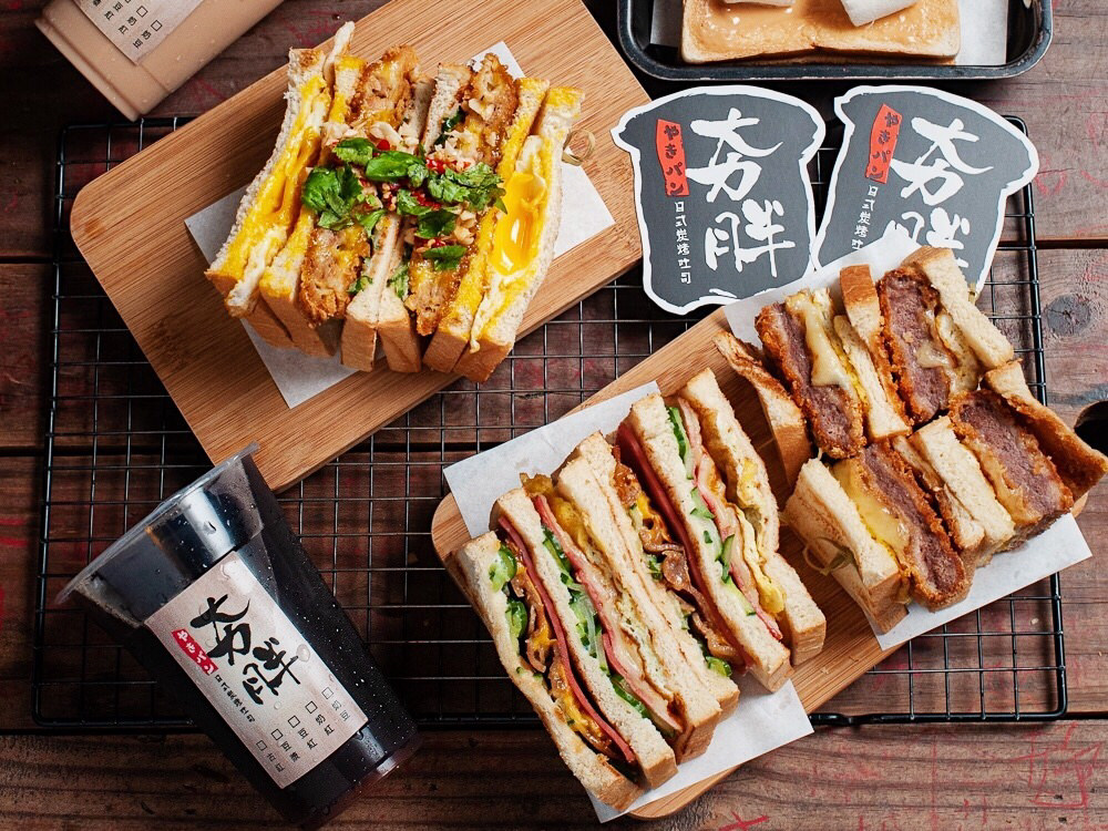 (台南美食/中西區) 宛如日本深夜食堂的《夯胖日式炭烤吐司》讓你不用飛日本也能吃到極致奢華的厚切炸牛排炭烤吐司/台南宵夜超狂推薦