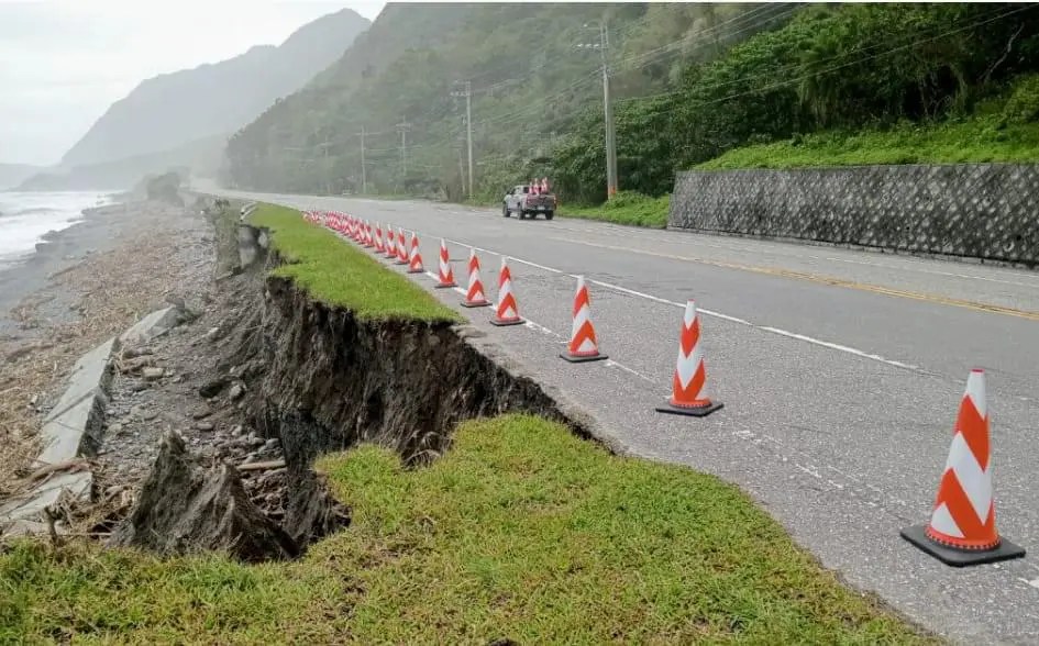康芮颱風長浪影響 台11線豐濱鄉多處路段路肩綠帶流失