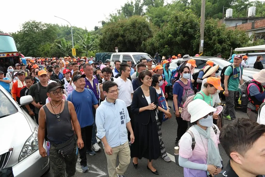 白沙屯媽祖進香南投  許縣長名間跪迎鑾駕祈願