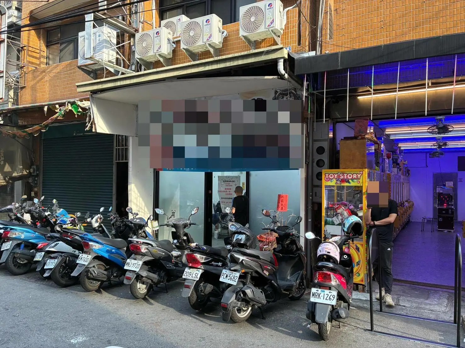 這間無人店有詭 警掀學區黑暗角落怒斷水電藏