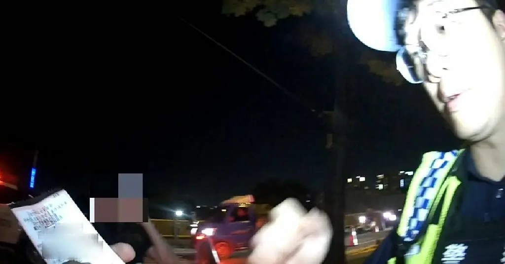 647萬移動套房沒掛牌上路　賓士跑車遭警臨檢攔下開單