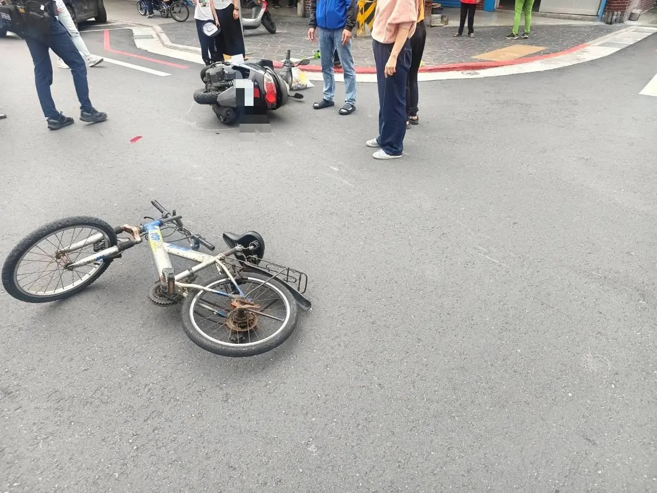 花蓮市區路口機車與自行車碰撞，警員於現場進行事故採證。