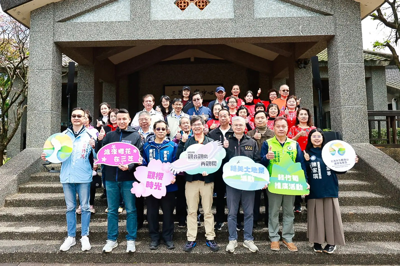 民眾在三芝春日市集挑選在地農產品與特色文創商品。