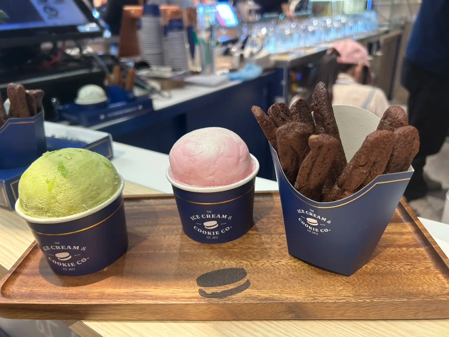 切成長條狀的軟餅乾薯條盛裝在精緻品牌紙盒中