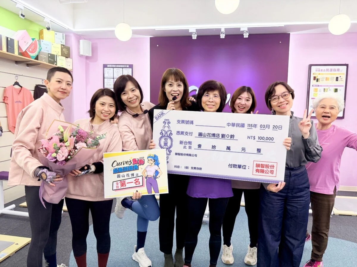 熟齡女性於健身房進行肌力訓練，展現健康活力體態。
