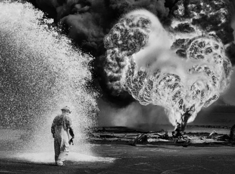 Kuwait, 1991. © Sebastião Salgado via Sony media release