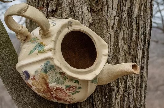 Upcycled tea pot becomes a nesting box