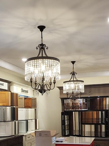 WorldWide Lighting Flemish Brass Crystal Chandelier