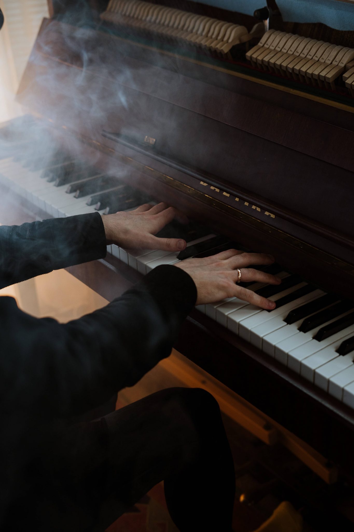 Mains d'homme jouant du piano