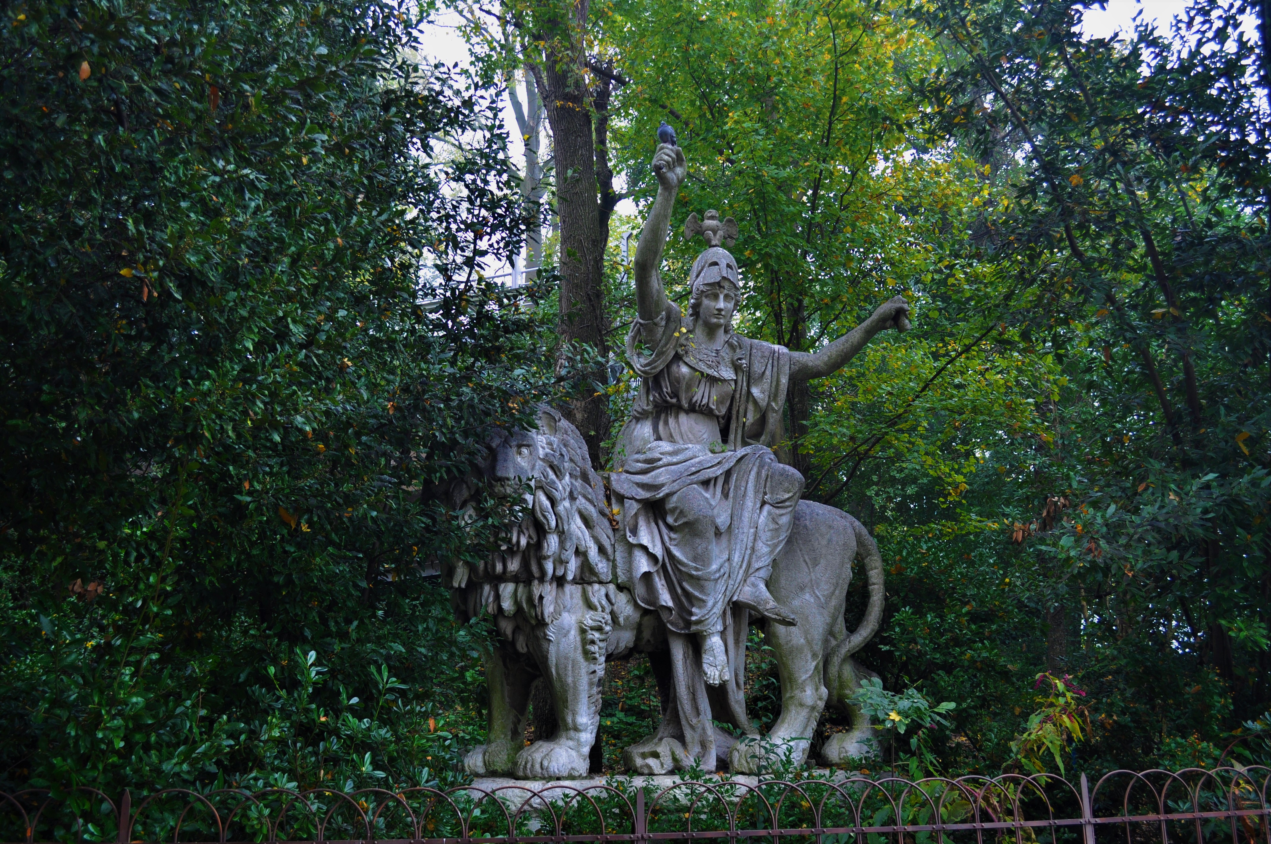 Statua inserita nella vegetazione