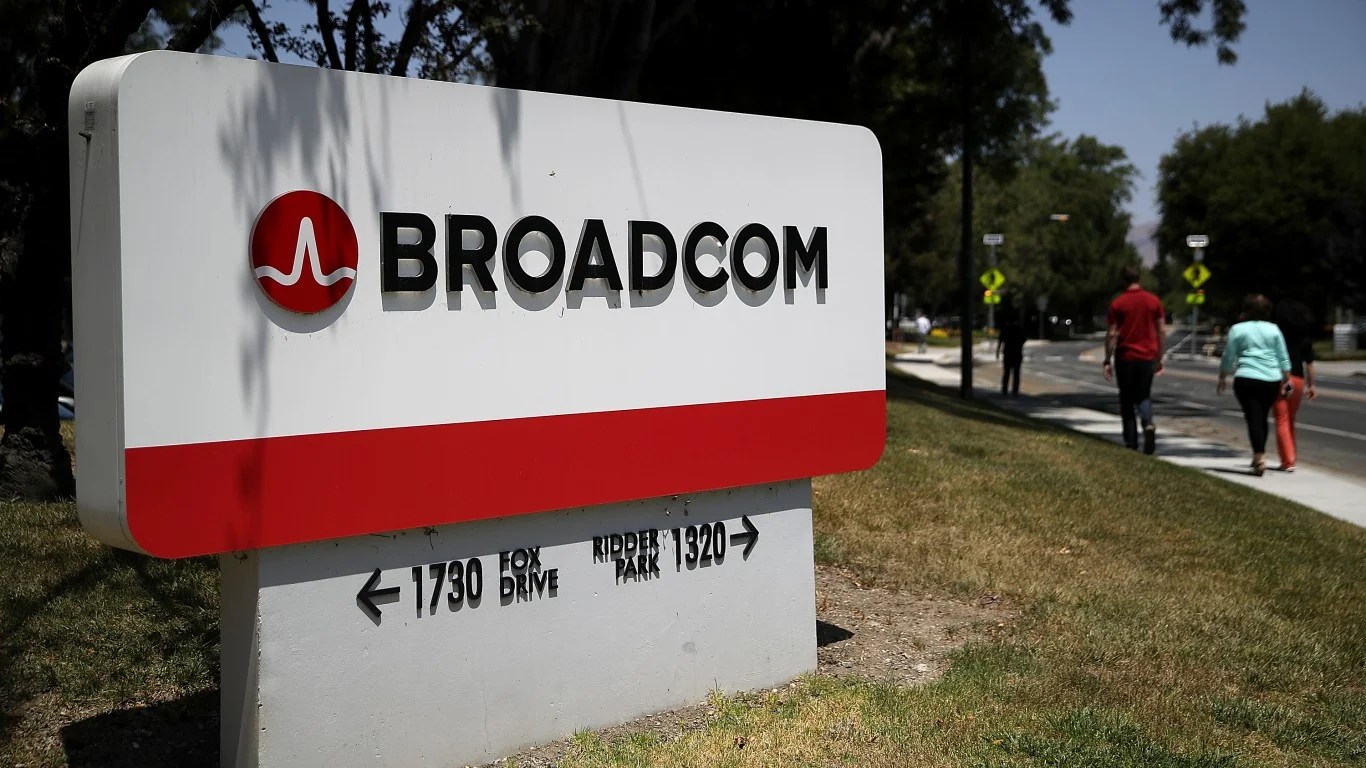 Broadcom's Long-Term Apple Deal: Why AVGO is a Better Buy than AAPL (2026)
