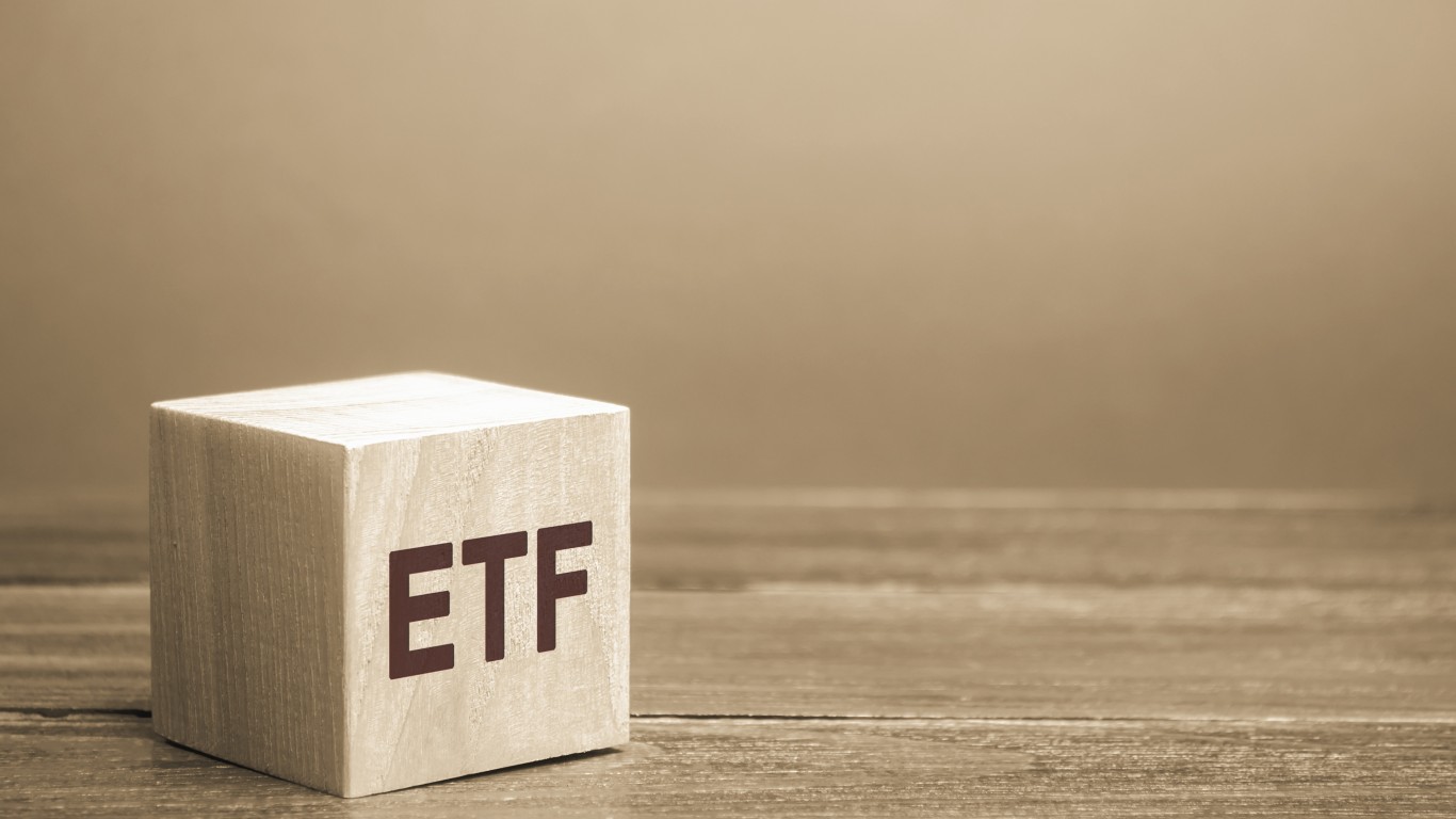 2 International ETFs Outperforming the S&P 500: Should You Invest in 2026? (2026)