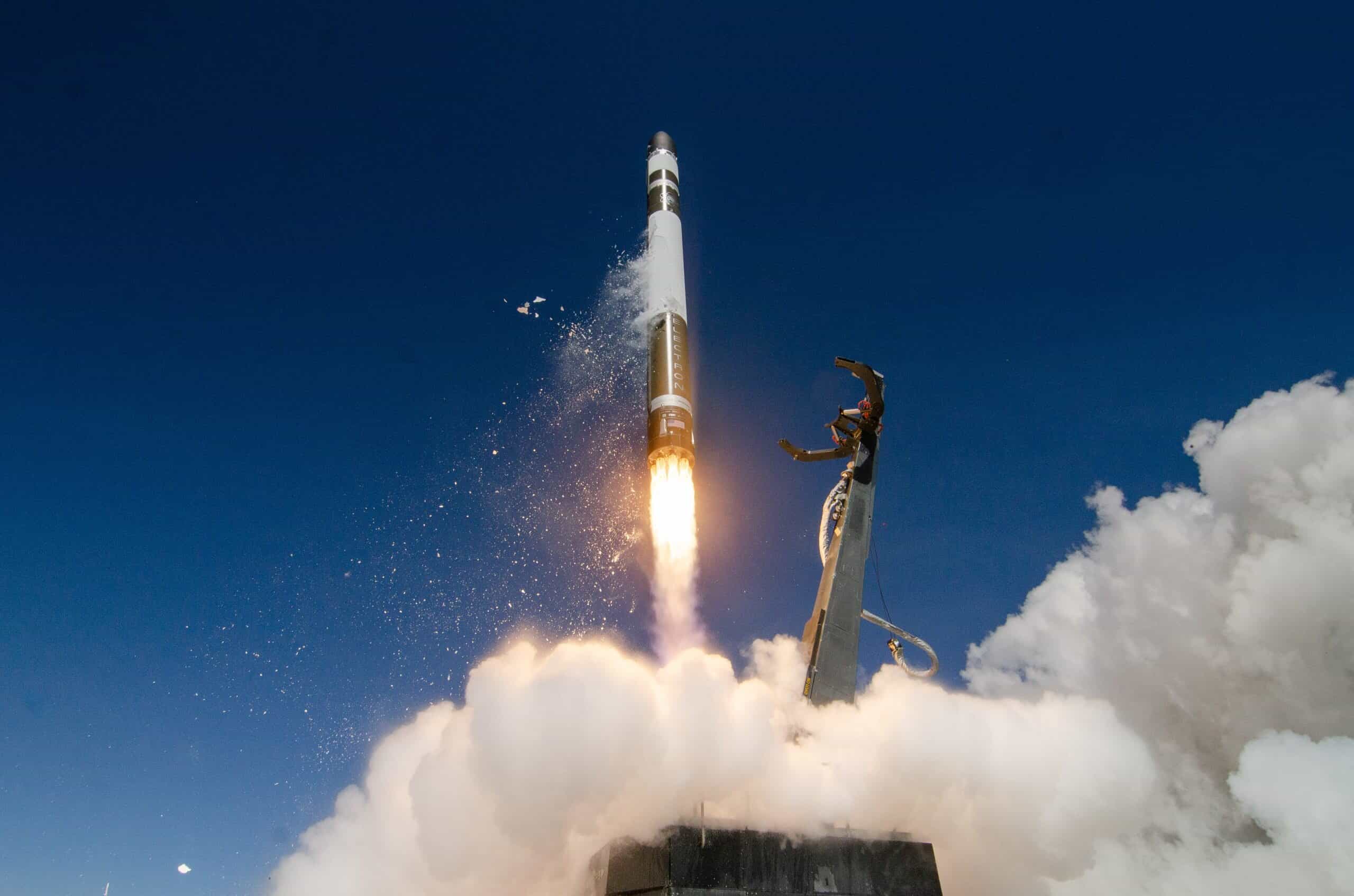 SpaceX Stock Soars 5% on Starlink Launch! Intuitive Machines Earnings Preview (2026)
