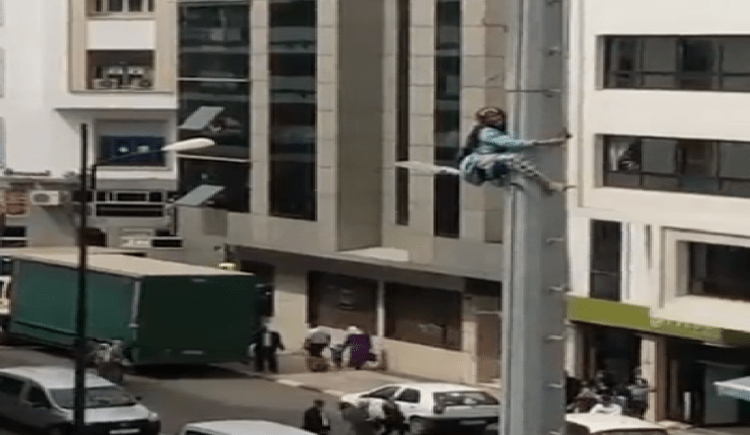 فيديو صادم : فتاة تحاول الانتحار من عمود للإنارة بالرباط وغياب تام لعناصر الوقاية المدنية