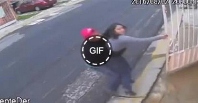 لحظة اختطاف فتاة من أمام منزلها..حذروا بناتكم وزوجاتكم…!!