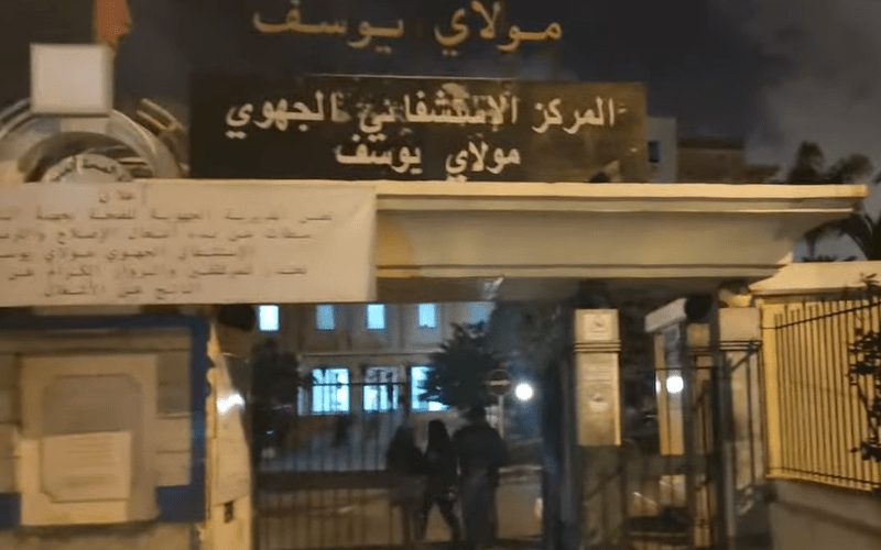 فقط في المغرب.. مواطنون يجتمعون أمام مستشفى استقبلت المصاب بكورونا (فيديو)