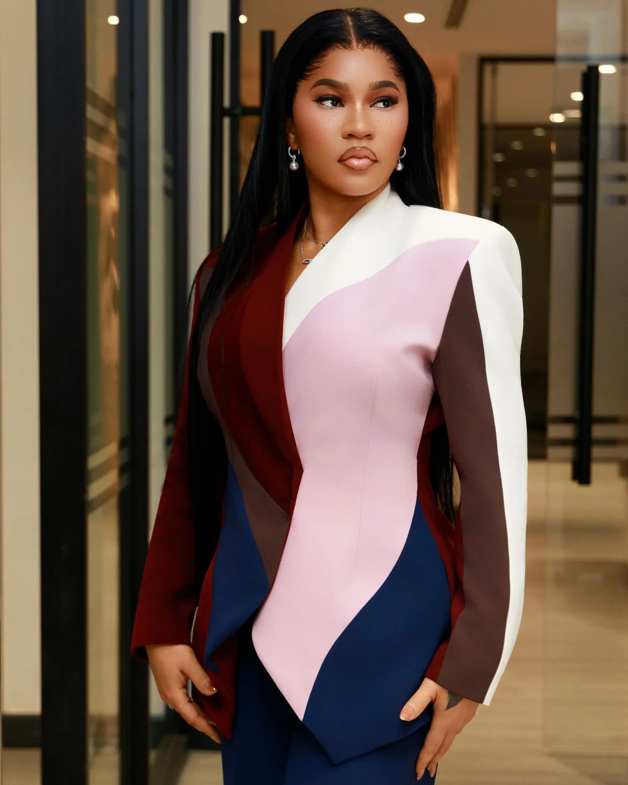 29byadele-Ceoedit-contoursuit1