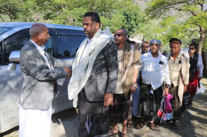 وفد من المكتب السياسي والسلطة المحلية يقدم واجب العزاء لمدير عام المخا بوفاة والدته