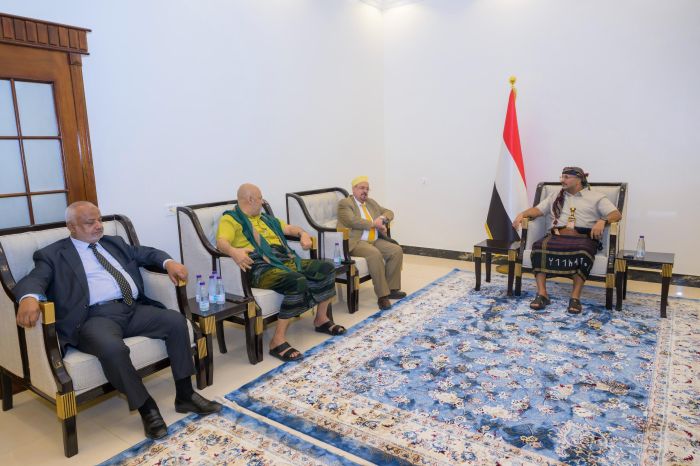 فيديو.. قدِموا لتهنئته بالعيد.. طارق صالح يستقبل رئيس مجلس النواب ومحافظَي تعز والحديدة فيديو.. قدِموا لتهنئته بالعيد.. طارق صالح يستقبل رئيس مجلس النواب ومحافظَي تعز والحديدة