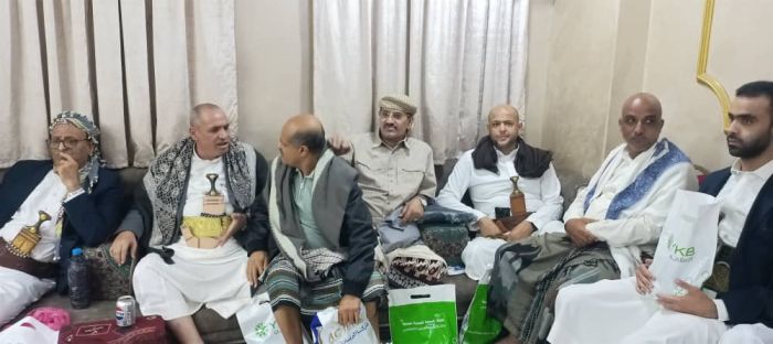 رئيس فرع المكتب السياسي بتعز يقدم واجب العزاء بفقيد الوطن اللواء عبدالكريم عبدالإله