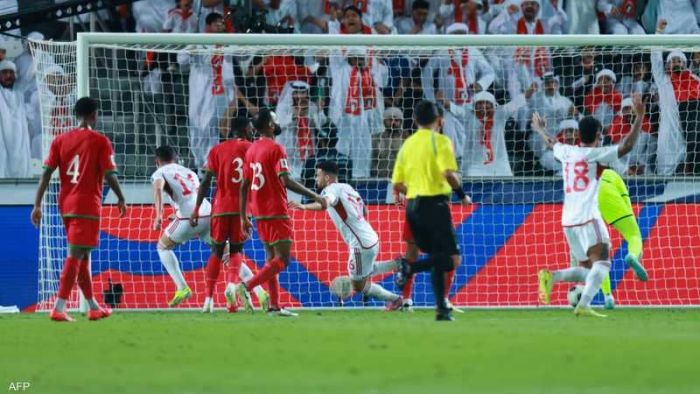 الإمارات تقلب الطاولة على عمان وتقترب من المونديال