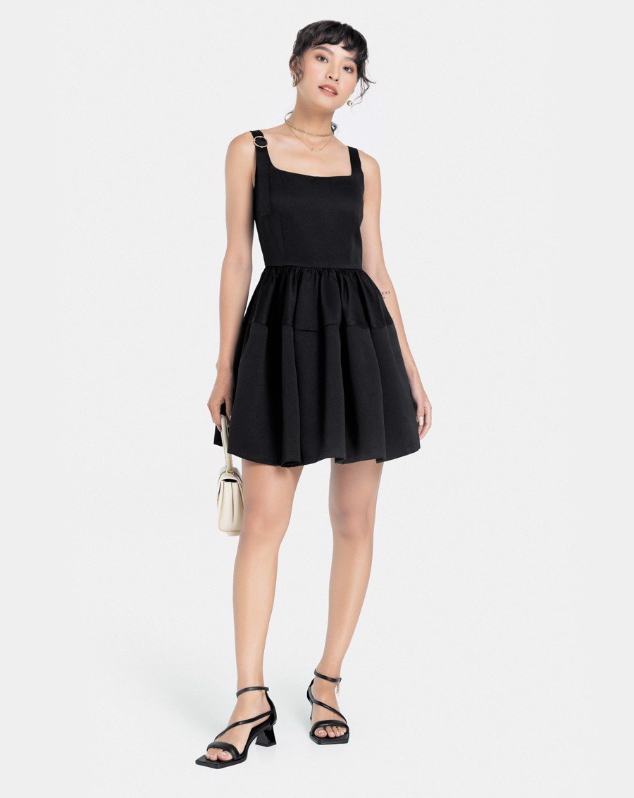 Mini dress màu đen và hồng với kiểu dáng nữ tính, xinh xắn